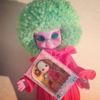 Dorotea did some magic and shrunk a blythe doll to her size! Pap