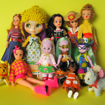 En härlig blandning av olika dockor! Sindy, Blythe, Emerald Witch och en liten flicka från Barbiefamiljen och två vintagehundar.