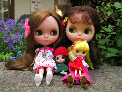 Neo-Blythe till vänster, Kenner till höger tillsammans med två Petite Blythe.